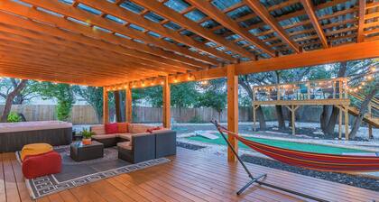 Luxurious home with Hot tub, Tree Deck & Game Room by Fiesta Texas