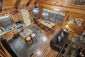 L’intérieur d’une cabane comprend une cuisine, un coin repas et un espace salon.