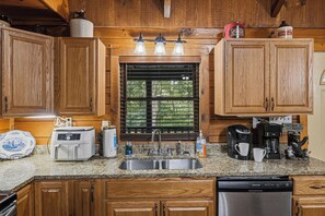Cafetera y tetera, refrigerador, microondas y horno 