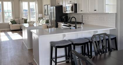 Beautiful Furnished Townhome Now Available! Pet friendly!