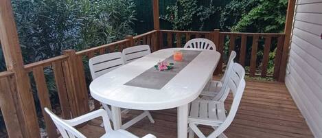 屋外ダイニングエリア