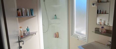 淋浴設備、風筒、廁紙