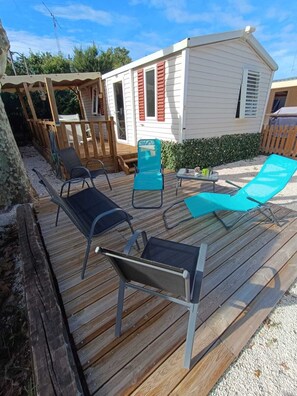 Terrace/patio - Location dun Mobil Home Avec Climatisation Réversible, 4 Personnes (Puget-sur-Argens)