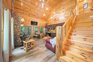 Smart TV, fireplace, video games - Your Next Pool Party Belongs Here (GATLINBURG)