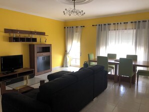 TV - Maria's House - 10 Minutos do Centro da Cidade! Apartamento Familiar! (Lagos)