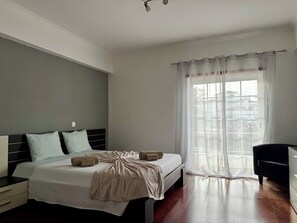 2 habitaciones, tabla de planchar con plancha y cuna de viaje