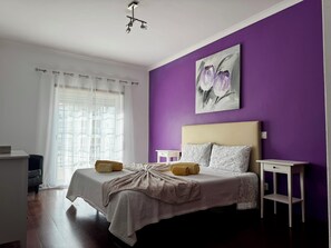 2 habitaciones, tabla de planchar con plancha y cuna de viaje
