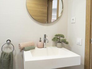 Articles de toilette (gratuits), séchoir à cheveux, serviettes fournies