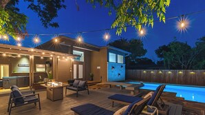 Outdoor pool - Private Jetted POOL, Firepit & BBQ in a Stunning House By Airport (San Antonio)