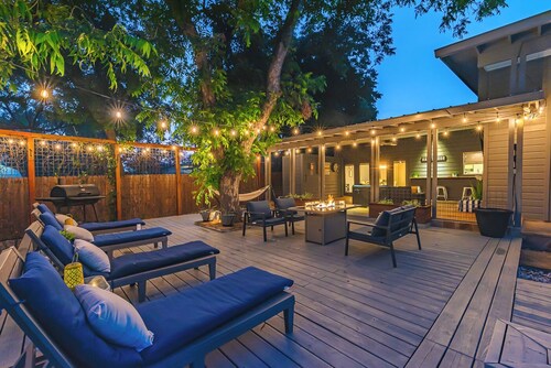 Private Jetted POOL, Firepit & BBQ in a Stunning House By Airport