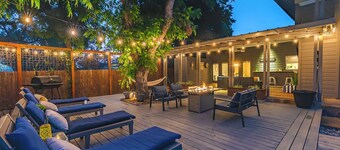 Private Jetted POOL, Firepit & BBQ in a Stunning House By Airport