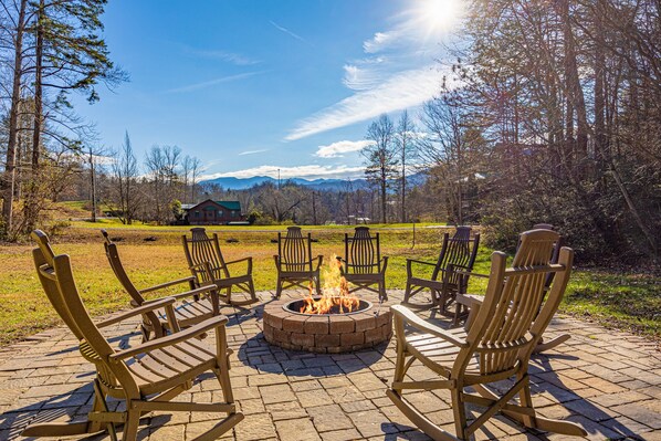 Property grounds - Firepit*Mountain Views*Car Show Friendly (GATLINBURG)