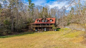 A log cabin with a red roof, surrounded by a forest. - Firepit - Mountain Views - Car Show Friendly (GATLINBURG)
