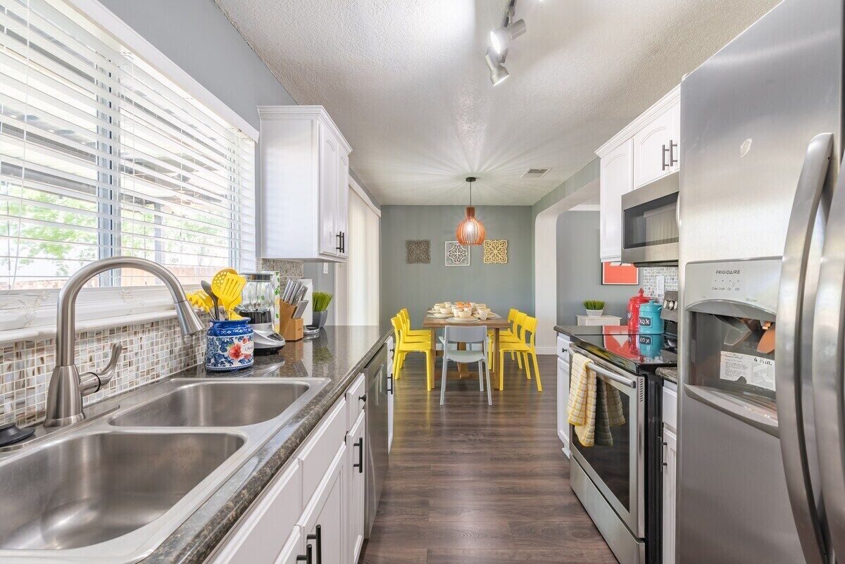 Refrigerador, microondas, horno y parrilla de estufa 