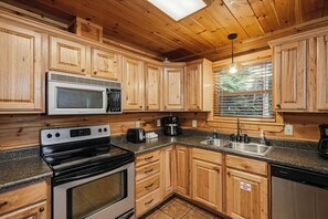 Coffee/tea maker, fridge, microwave, oven - Pigeon Forge*Romantic*Cozy*Great for Couples (PIGEON FORGE)