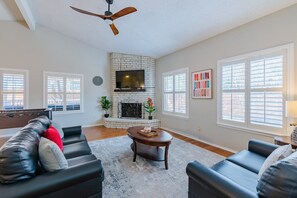 スマートテレビ、暖炉、テーブルサッカー台、書斎 / ワークスペース