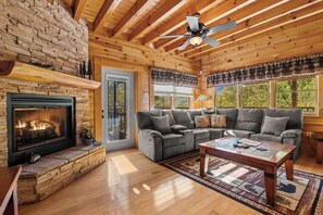 スマートテレビ、暖炉、DVD プレーヤー、卓球台