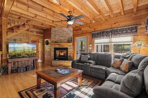 スマートテレビ、暖炉、DVD プレーヤー、卓球台