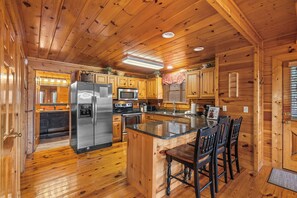 Fridge, microwave, oven, stovetop - Sleeps 8*Close to Attractions*Hot Tub (PIGEON FORGE)