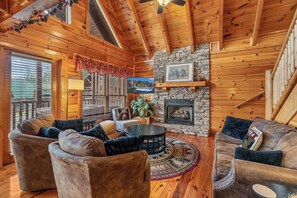 Smart TV, fireplace - Sleeps 8*Close to Attractions*Hot Tub (PIGEON FORGE)