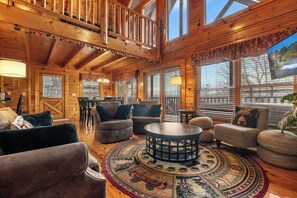 Smart TV, fireplace - Sleeps 8*Close to Attractions*Hot Tub (PIGEON FORGE)