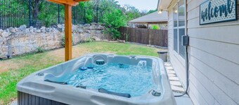 Luxury Home with Hot-Tub, Pool Table & BBQ by Fiesta Texas & Seaworld