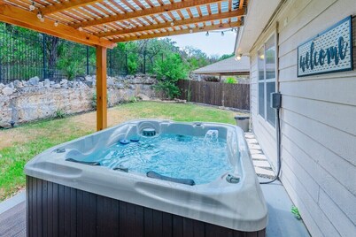 Luxury Home with Hot-Tub, Pool Table & BBQ by Fiesta Texas & Seaworld