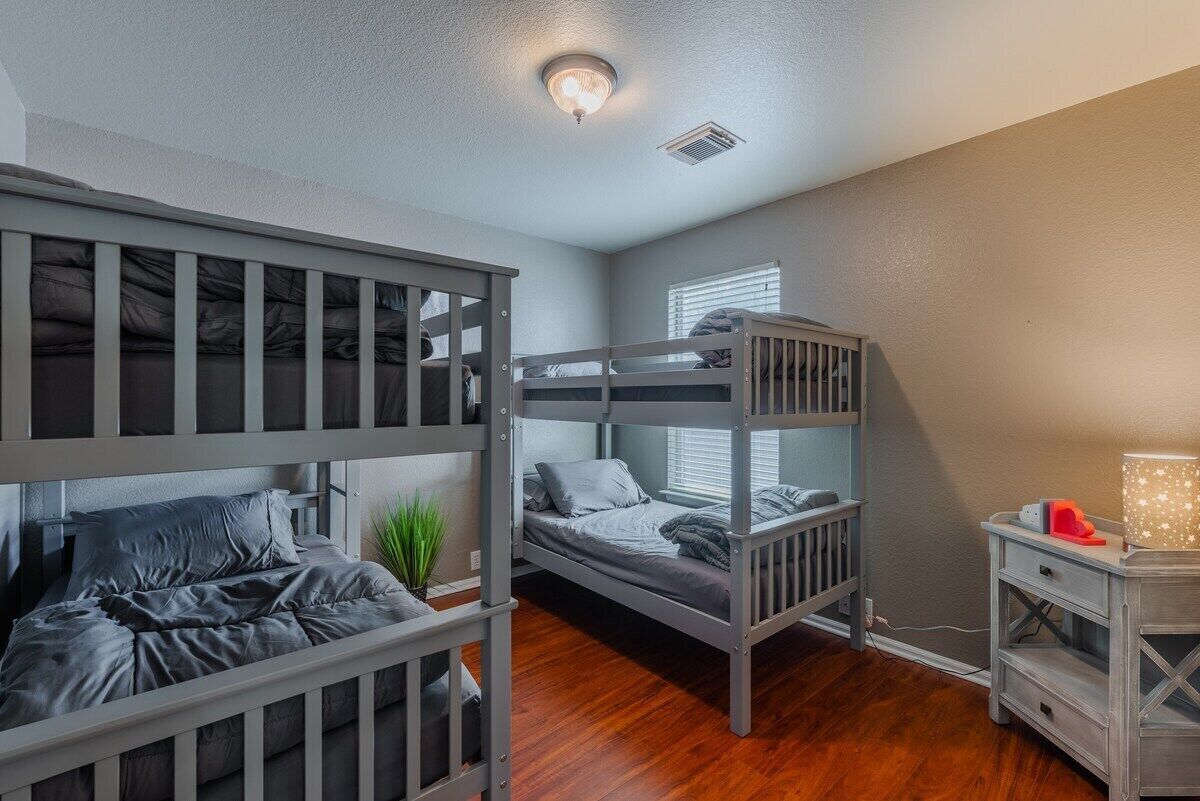 4 habitaciones, tabla de planchar con plancha y cuna de viaje 