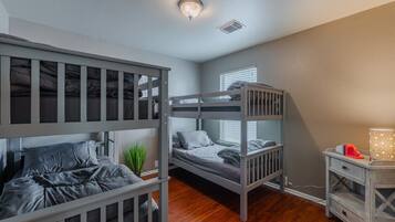 4 habitaciones, tabla de planchar con plancha y cuna de viaje