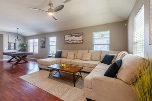 TV connectée, cheminée, espaces bureaux