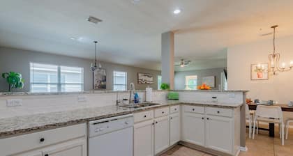 Luxury Home with Hot-Tub, Pool Table & BBQ by Fiesta Texas & Seaworld