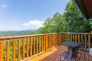 Outdoor dining - Incredible Mountain Views*Unique Property (PIGEON FORGE)
