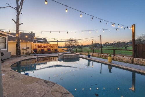 Stunning Pool overlooking Golf course with Game room