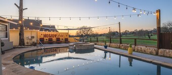 Stunning Pool overlooking Golf course with Game room