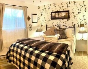 2 bedrooms, desk, iron/ironing board, WiFi