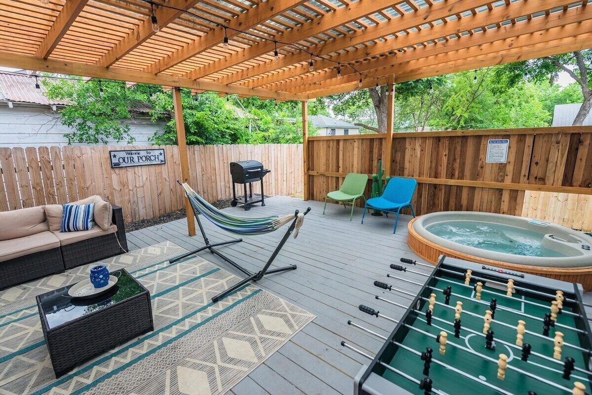 DOWNTOWN House with HOT-TUB, Games & BBQ, 5 minutes to Riverwalk