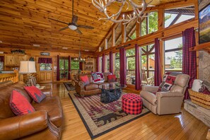 Smart TV, chimenea, videojuegos