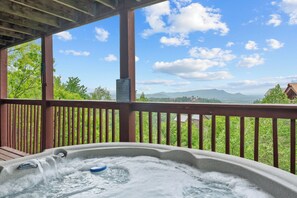 Outdoor spa tub - Pigeon Forge*Resort*Dog Friendly*Incredible Views (SEVIERVILLE)