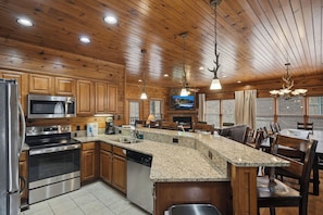 Køleskab, mikrobølgeovn, ovn, kogeplade