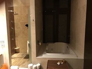 Banheira de hidromassagem, secador de cabelo, toalhas de banho, sabonete