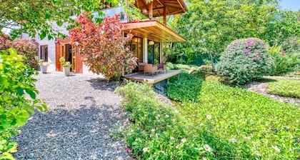 lazy parrots' luxury apartment#2: âpool âbeach pathâAC