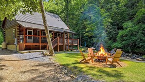 A log cabin with a fire pit and outdoor seating. - Near The Golf Corse, On The Creek (COSBY)
