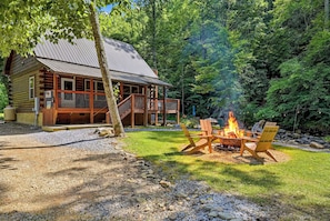 A log cabin with a fire pit and outdoor seating. - Near The Golf Corse, On The Creek (COSBY)