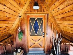 Exterior detail - Cozy Modern Cabin•1mile to Bear Resort•Couples & Family Escape•Hot tub•Firepit (Big Bear Lake)