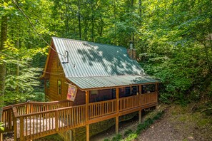Exterior - Your Wild Heart Needs Space… And A Hot Tub (PIGEON FORGE)
