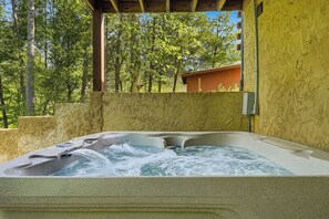 Outdoor spa tub - 3 Crazy Cubs-Close to Pigeon Forge and Dollywood (SEVIERVILLE)
