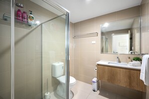 Dusche, Haartrockner, Handtücher, Seife