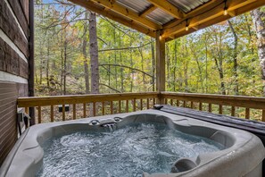 Outdoor spa tub - Authentic Log Cabin close to Pigeon Forge*Fire Pit*Hot Tub (PIGEON FORGE)