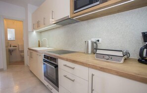 Een koelkast, een magnetron, een oven, een kookplaat