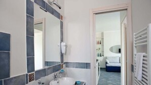 Secador de cabelo, toalhas de banho